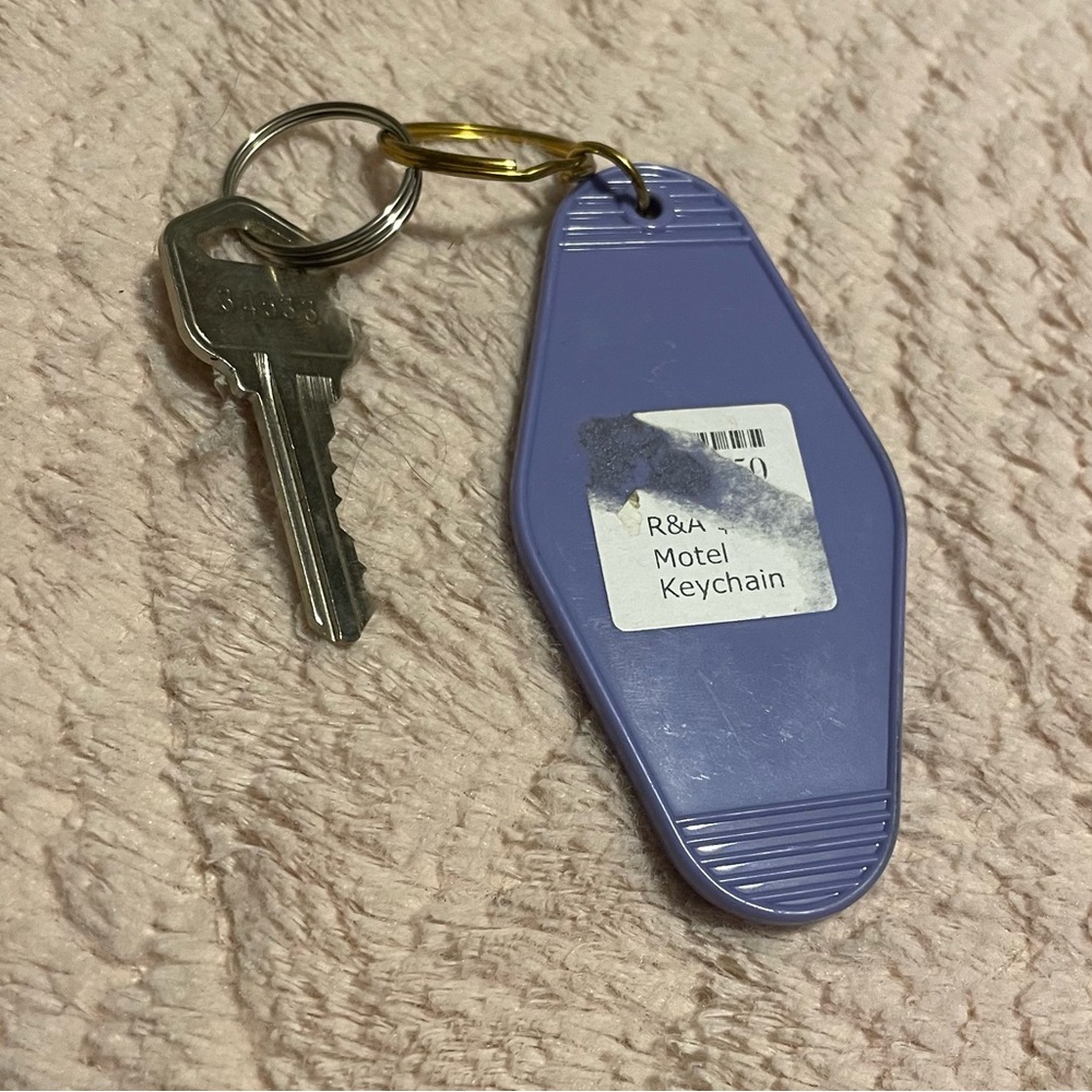 TAYLOR SWIFT GETAWAY CAR MOTEL KEYCHAIN 💖💖 - Picture 4 of 4
